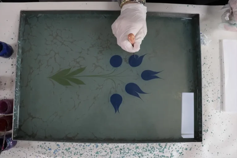 Kültürel Mirası Yaşatıyor: Meral Oruç ve Ebru Sanatı